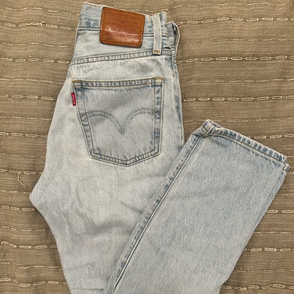 Levi's 501 - 5 button fly, straight leg, light wash - Picture 1 of 3